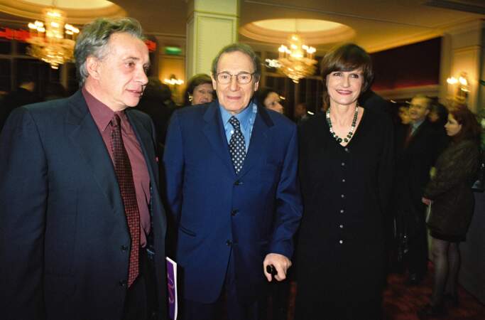 Michel Sardou et Anne-Marie Périer aux côtés de Robert Hossein, à la générale de "La dame aux camélias", au théâtre Marigny, à Paris, en 2000. 