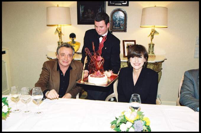 Michel Sardou fête les 56 ans de sa femme Anne-Marie Périer, en avril 2001.