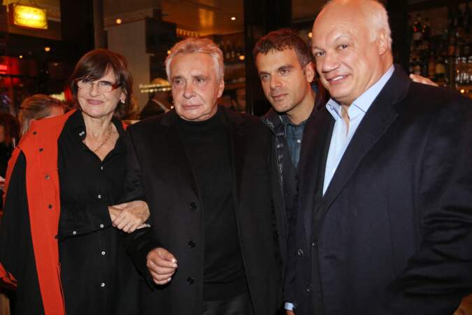 Michel Sardou et sa femme Anne-Marie Périer, Steve Suissa et Éric-Emmanuel Schmitt à la générale de la pièce "The Guitrys", au théâtre Rive Gauche, à Paris, le 16 octobre 2013. 