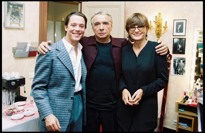 Michel Sardou et sa femme Anne-Marie, dans la loge de Davy Sardou, le soir de la représentation de "L'homme en question", au théâtre de la Porte Saint-Martin, à Paris en 2002.