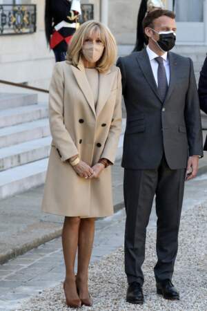 Brigitte Macron avec un masque beige
