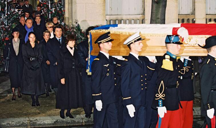 Lorsque François Mitterrand décède le 8 janvier 1996, les funérailles ont lieu non pas en présence d'une seule famille...