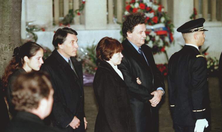 ... mais de deux. Danielle Mitterrand a convié Anne Pingeot et sa fille Mazarine à assister aux obsèques.