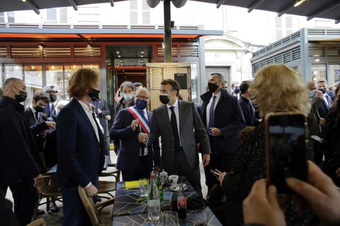 Emmanuel Macron fête la réouverture des terrasses