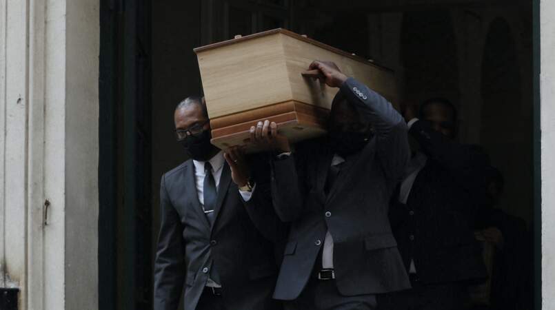 Le cercueil de Jacqueline Caurat   à la sortie de l'église Notre-Dame de l'Assomption de Passy, à Paris.