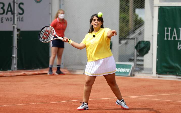 Inès Reg, canon en tenniswoman à Roland Garros : l'humoriste adopte la jupette courte !