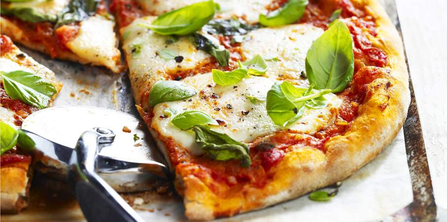 Pizza tomate, mozzarella et basilic