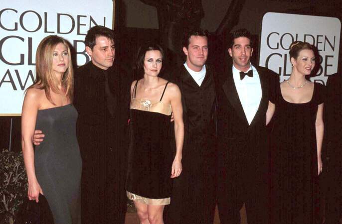 Ses acteurs, qui posent ici en 1998, au Golden Globe Awards, deviennent de véritables stars : Jennifer Aniston, Matt LeBlanc, Courteney Cox, Matthew Perry,  David Schwimmer et Lisa Kudrow. 