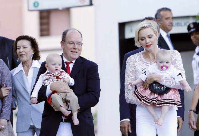 Sortie du couple princier, avec leurs enfants, le prince Jacques et la princesse Gabriella, habillés en costume traditionnel, au pique-nique de la Principauté, qui se tient chaque année, au parc de la princesse Antoinette, le 28 août 2015, à Monaco.