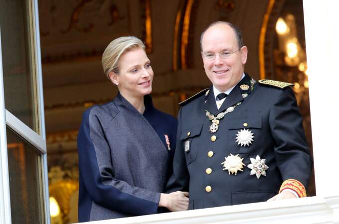 La princesse Charlène et le prince Albert II de Monaco au balcon du palais princier, lors de la fête nationale à Monaco, le 19 novembre 2013.