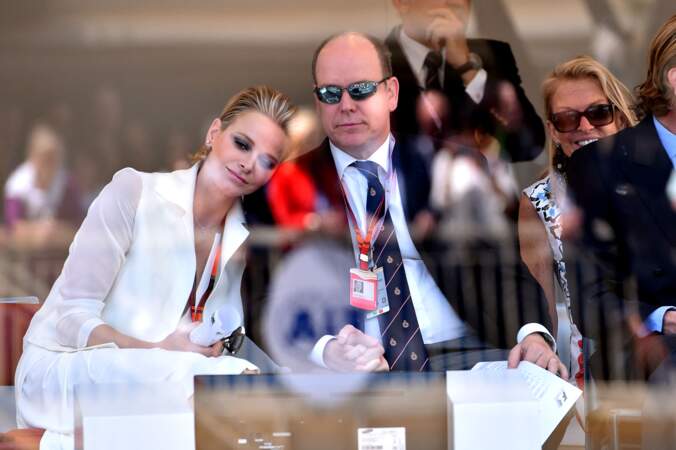 Le couple princier, tendrement enlacé, assiste au Grand Prix de Monaco de formule 1, le 24 mai 2015.