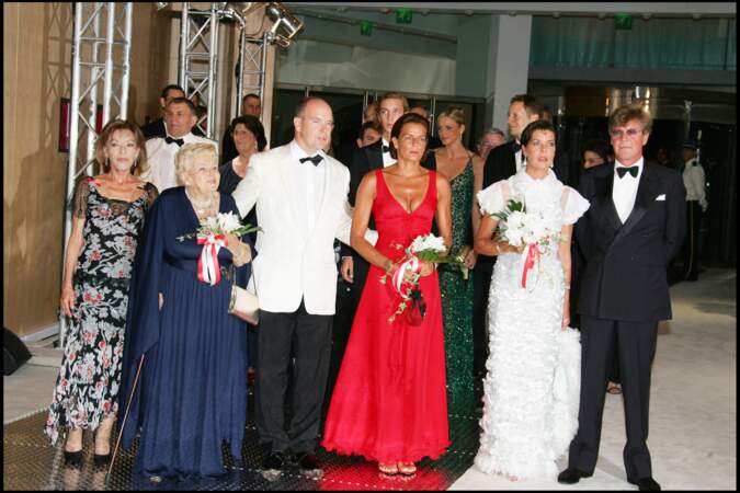 Une apparition des plus discrètes au début de leur relation. Comme lors du Gala de la Croix-Rouge, le 4 août 2006, où elle apparaît au deuxième rang, derrière la famille de Monaco. 