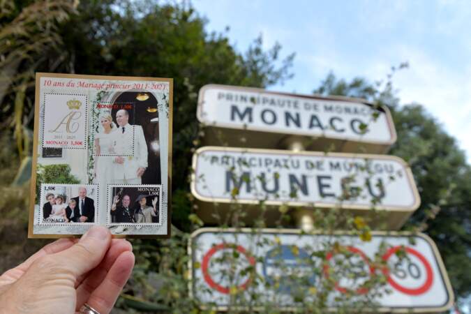 À l'occasion des dix ans de mariage du couple princier, la poste monégasque a édité une planche de timbres pour la commémoration de cet évènement, en vente dans les postes depuis le 30 avril.