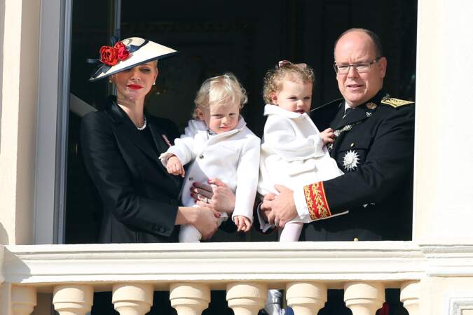 La famille princière de Monaco, au balcon, lors de la fête nationale monégasque, le 19 novembre 2016.