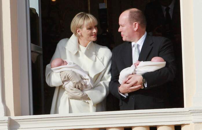 Le 7 janvier 2015, le couple princier présente, au balcon du Palais de Monaco, la princesse Gabriella et le prince héréditaire Jacques de Monaco, nés le 10 décembre 2014, à la population monégasque. 