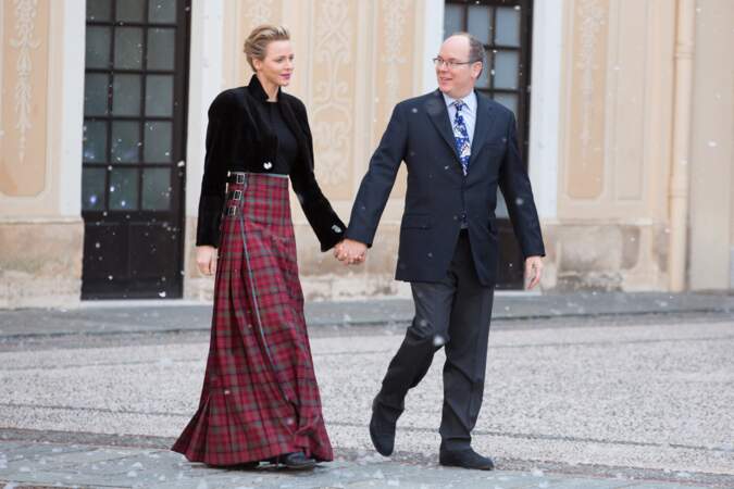 Le couple princier, main dans la main, a fêté le Noël des enfants, au Palais princier à Monaco, le 18 décembre 2013.