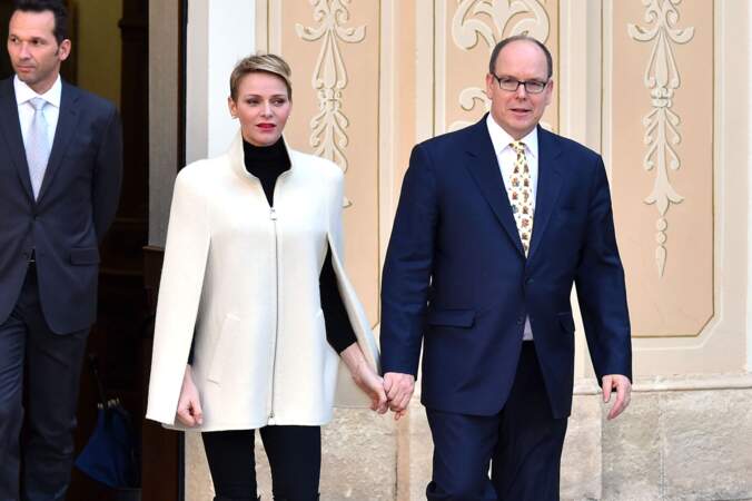 Le prince Albert II de Monaco et la princesse Charlène, le jour de la distribution des cadeaux de Noël aux enfants monégasques, au Palais princier, le 16 décembre 2015.