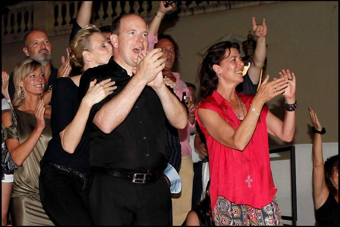 Les fiancés, amoureux et enthousiastes, aux côtés de Caroline de Monaco, assistent au concert de ZZ Top et d'Iggy Pop et les Stooges, sur la place du Palais de Monaco, le 5 juillet 2010.