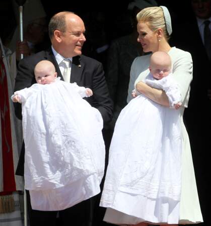 Jour de baptême de la princesse Gabriella, dans les bras de son père, le prince Albert II de Monaco, et du prince Jacques, dans les bras de sa mère la princesse Charlène de Monaco, le 10 mai 2015, en la Cathédrale de Monaco.