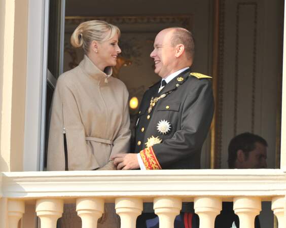 Le couple princier, très complice, assiste, du balcon du Palais de Monaco,  à la parade militaire, le 19 novembre 2011, jour de la fête nationale monégasque.