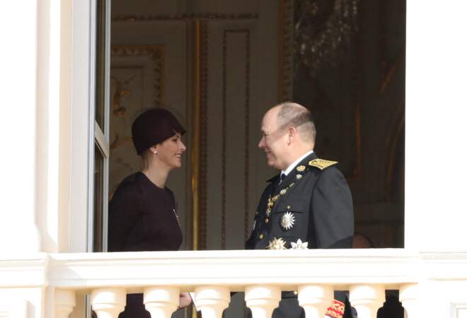Moment complice du couple princier, juste avant la présentation au balcon, lors de la fête nationale monégasque, le 19 novembre 2015.
