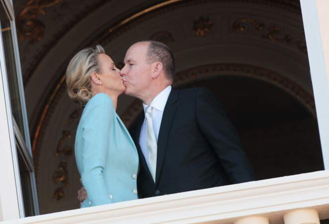 Mariage princier, baiser sur le balcon oblige, pour la plus grande joie des Monégasques.