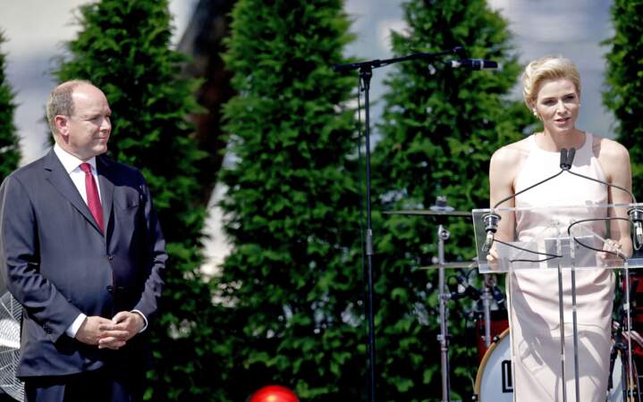 Le 11 juillet 2015, débute le premier jour des célébrations des dix ans de règne du prince Albert II à Monaco. À cette occasion, la princesse Charlène fait un discours, en français, devant le prince Albert II de Monaco...