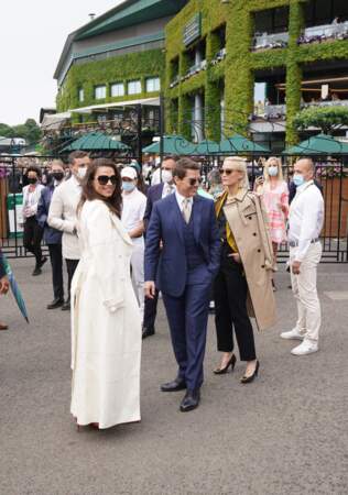 Tom Cruise, Pom Klementieff et Hayley Atwell, juste avant d'entrer dans les tribunes, pour assister à la finale Dames de Wimbledon.