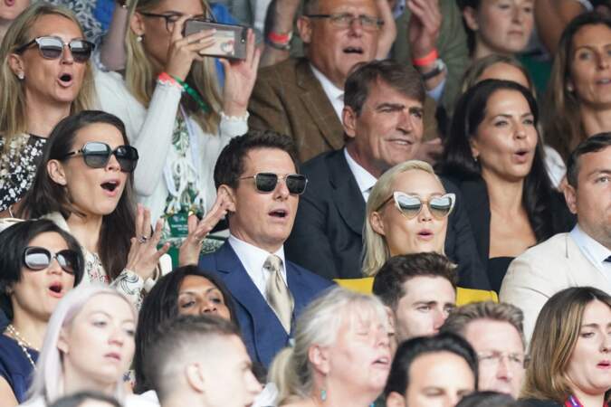 Hayley Atwell, Tom Cruise et Pom Klementieff impressionnés par le match de tennis.