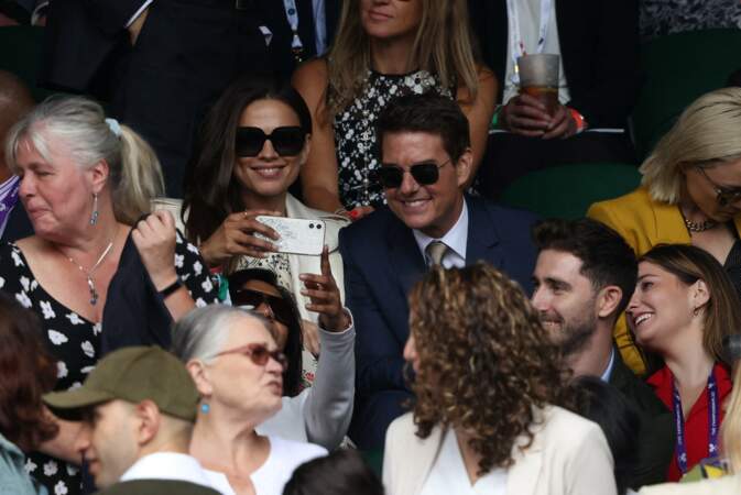 Tom Cruise et Hayley Atwell pris en selfie par une admiratrice dans le public.
