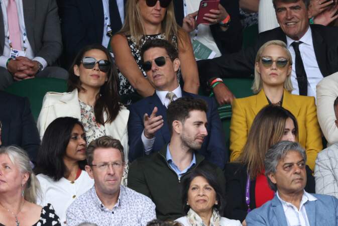 Tom Cruise et Hayley Atwell, dans les tribunes, assistent à la finale Dames au tournoi de Wimbledon, le 10 juillet 2021.