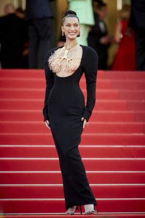 Bella Hadid en robe décolletée bijoux