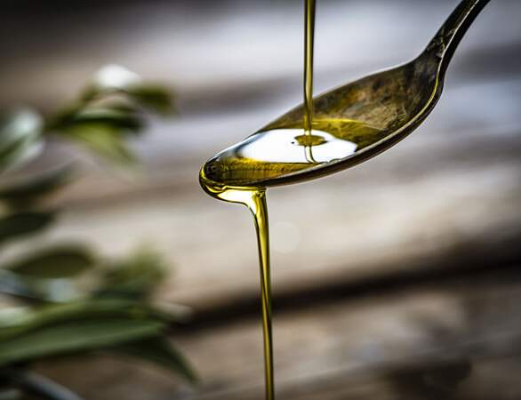 De l'huile d'olive pour des cheveux profondément nourris