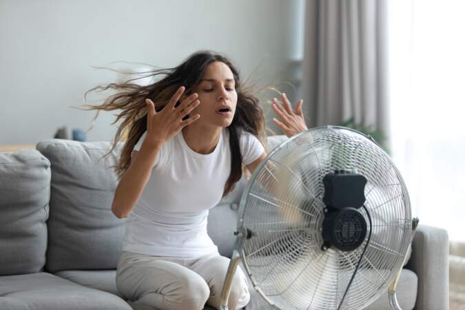 Vague de chaleur : pourquoi il faut éviter de dormir avec un ventilateur