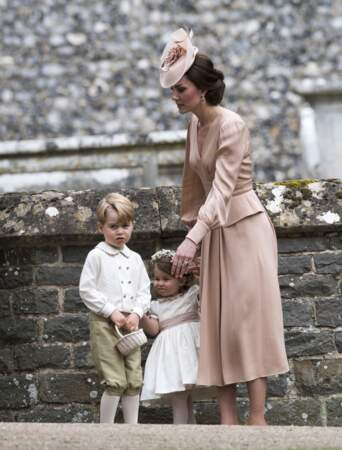 Kate Middleton, avec ses enfants, le prince George et la princesse Charlotte, au mariage de sa sœur Pippa Middleton avec James Matthew, en l'église St Mark Englefield, Berkshire, au Royaume Uni, le 20 mai 2017.