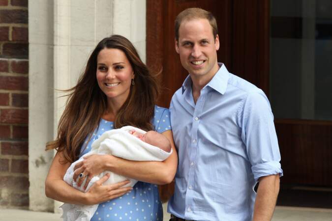 Le prince William et la duchesse de Cambridge, Kate Middleton, le jour de la sortie de l'hôpital St-Mary à Londres, le 23 juillet 2013.
