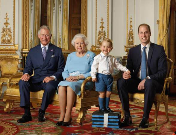La reine Elizabeth II a posé, à l'occasion de son 90ème anniversaire, avec son fils le prince Charles, son petit-fils le prince William et son arrière petit-fils le prince George, pour quatre nouveaux timbres de la Royal Mail, au palais de Buckingham à Londres, en avril 2016. 
