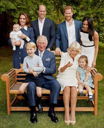 Le prince de Galles pose en famille avec son épouse Camilla Parker Bowles, duchesse de Cornouailles, et ses fils le prince William, duc de Cambridge, et le prince Harry, duc de Sussex, avec leurs épouses, Kate Middleton et Meghan Markle, et les trois petits-enfants le prince George, la princesse Charlotte et le jeune prince Louis, le 14 novembre 2018.