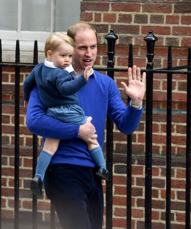 Le prince William et son fils le prince George se rendent à l'hôpital St-Mary, à Londres, où la duchesse de Cambridge a donné naissance à la princesse Charlotte, le 2 mai 2015.
