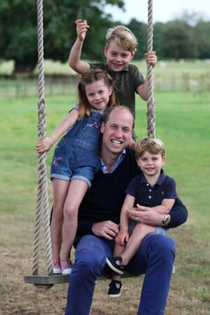 Le prince William, duc de Cambridge à l'occasion de ses 38 ans et de la fête des pères, en compagnie de ses enfants, le prince George, la princesse Charlotte et le prince Louis, à Londres, le 21 juin 2020. 
