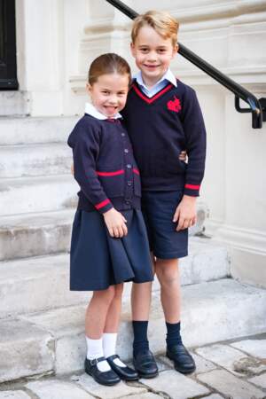 Le prince George de Cambridge et sa soeur la princesse Charlotte de Cambridge, lors de leur première journée à l'école Thomas's Battersea, à Londres, le 5 septembre 2019.