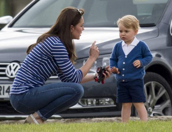 Kate Middleton et son fils le prince George de Cambridge, un peu boudeur, au match de polo, au Beaufort Polo club de Tetbury, le 14 juin 2015.