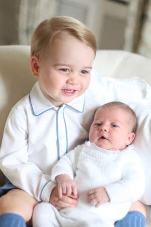 Première photo de la princesse Charlotte, âgée de deux semaines, avec son frère George de Cambridge, photographiés mi-mai 2015, par leur mère Kate Middleton, dans leur maison de campagne Anmer Hall, à Norfolk.