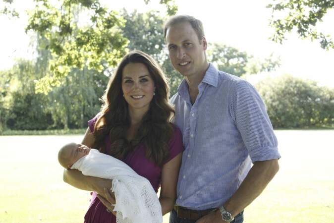 Le Prince William, sa femme Kate Middleton, duchesse de Cambridge, et leur fils le Prince George de Cambridge, posent à Londres, le 19 aout 2013, pour des photos officielles, dans le jardin du domicile de Kate Middleton.