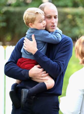 Moment de câlins pour le prince George dans les bras de son père, le prince William, lors de cette fête organisée pour les enfants, à Victoria.