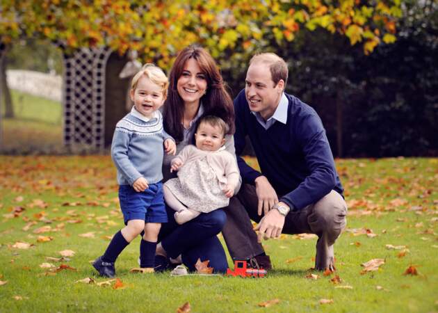 La famille de Cambrigde pose pour une photo de Noël dans le jardin du Palais de Kensington, à Londres, en octobre 2015.