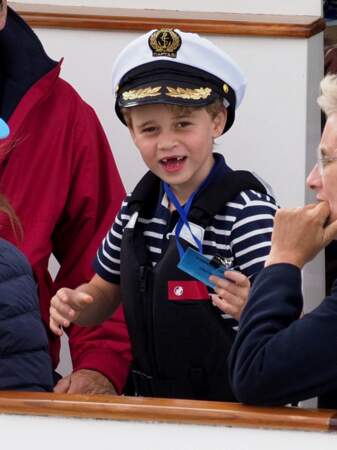 Le prince George de Cambridge sur un bateau, lors de la King's Cup, à Cowes, le 8 août 2019.
