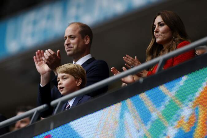 Le prince William, sa femme Kate Middleton, et leur fils, le prince George de Cambridge, dans les tribunes du huitième de finale de l'Euro 2020, opposant l'Angleterre et l'Allemagne, au stade de Wembley, à Londres, le 29 juin 2021.