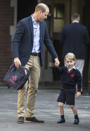 Le prince William, duc de Cambridge, emmène son fils, le prince George de Cambridge, pour son premier jour à l'école à Londres, le 7 septembre 2017.
