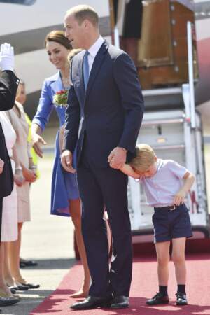 Le couple princier d'Angleterre et leurs enfants, un peu fatigués, à leur arrivée à l'aéroport de Berlin-Tegel, le 19 juillet 2017, lors de leur visite officielle de 3 jours en Allemagne.
